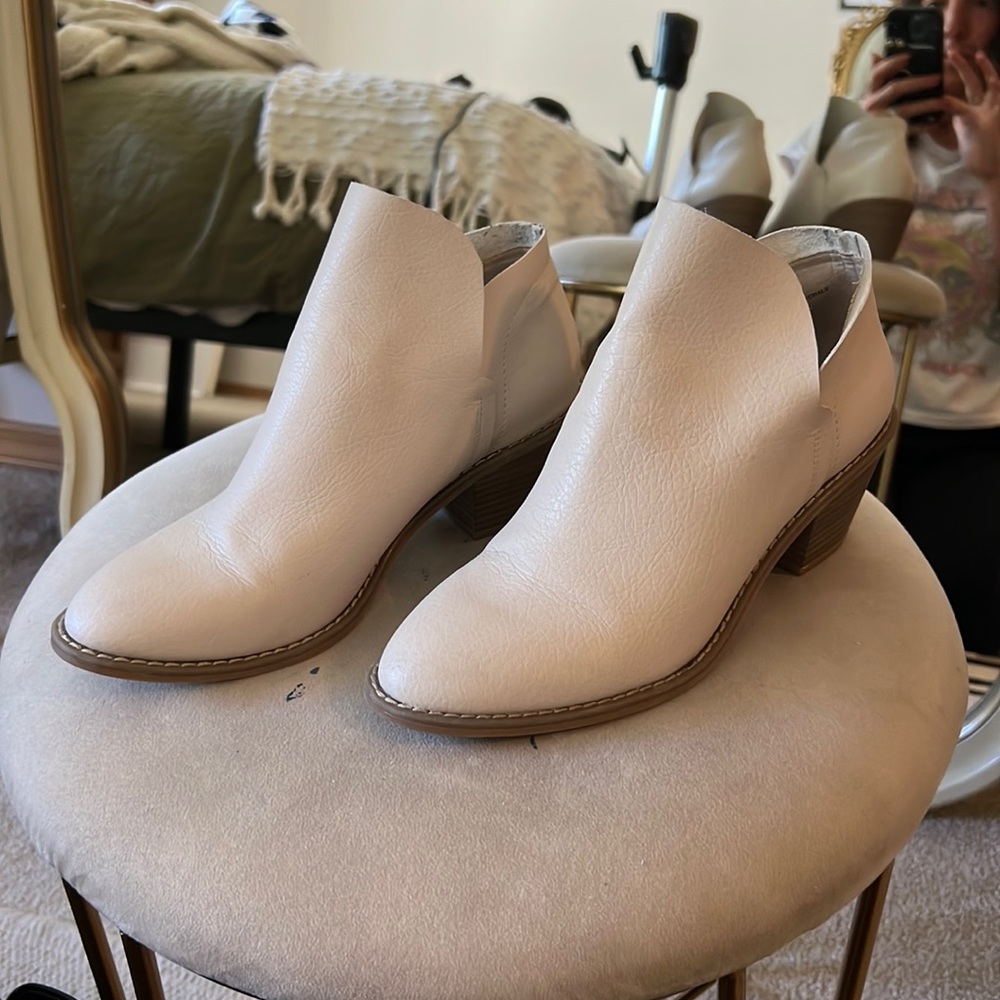 Universal Thread cream bootie